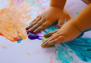 Niño-pintando-manos1